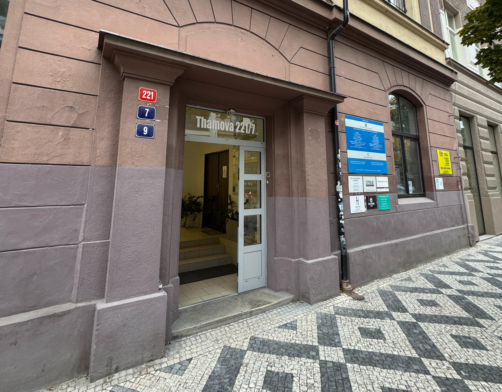 Thamova7 podcast studio